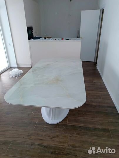 Стол из керамогранита большой