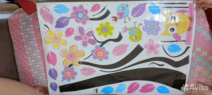 Наклейка на стену