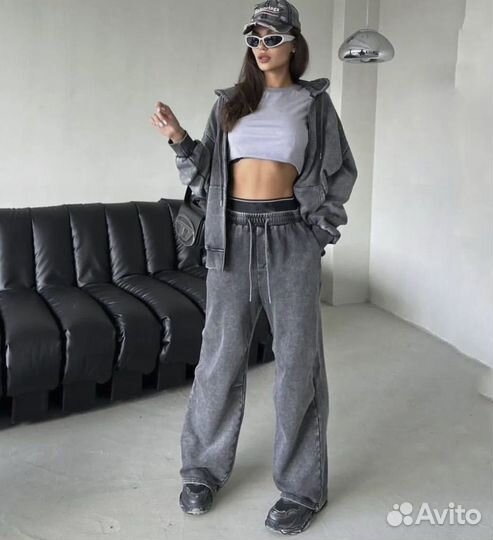 Женский спортивный костюм из трех предметов