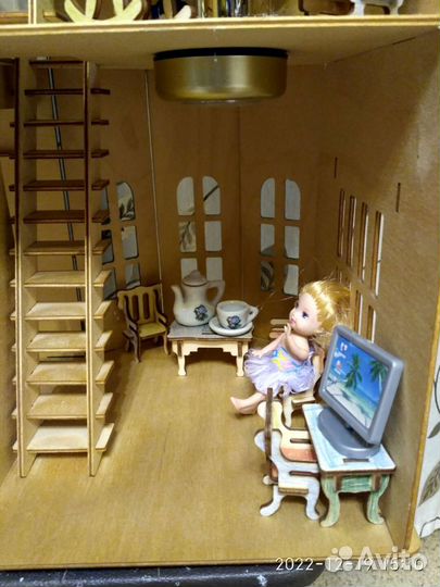 Домик кукольный с мебелью и куклами (разборный)