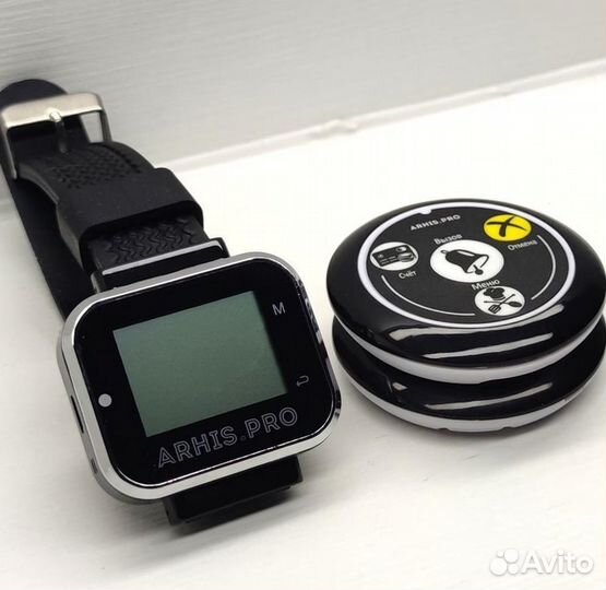 Кнопка вызова персонала кафе и часы официанта