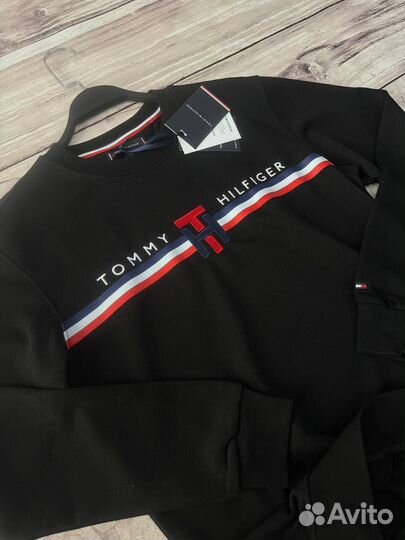 Свитшот Tommy Hilfiger новый с принтом