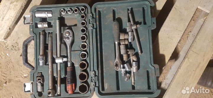 Набор инструментов для авто в чемодане