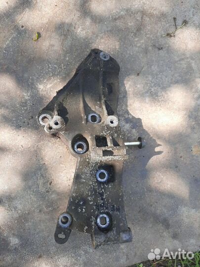 Кронштейн генератора меган 2