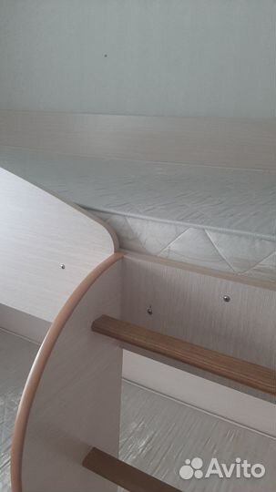 Двухъярусная кровать б/у с матрасами