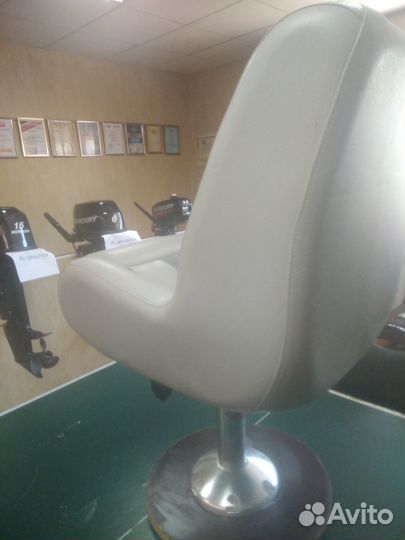 Сиденье для катера с продольно-скользящей стойкой