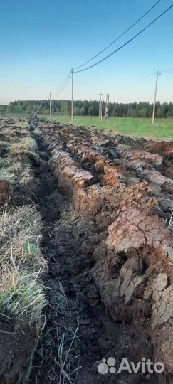 Вспашка земли трактором культивация