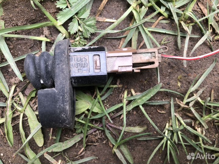 Концевик двери Ниссан Альмера Н15 1998г