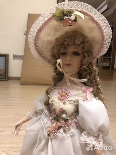 Кукла фарфоровая