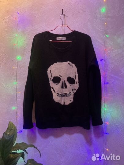 Свитер с черепом