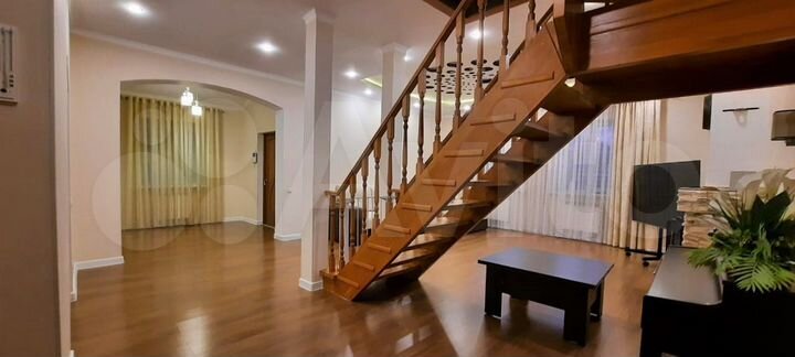 Дом 198 м² на участке 6 сот.