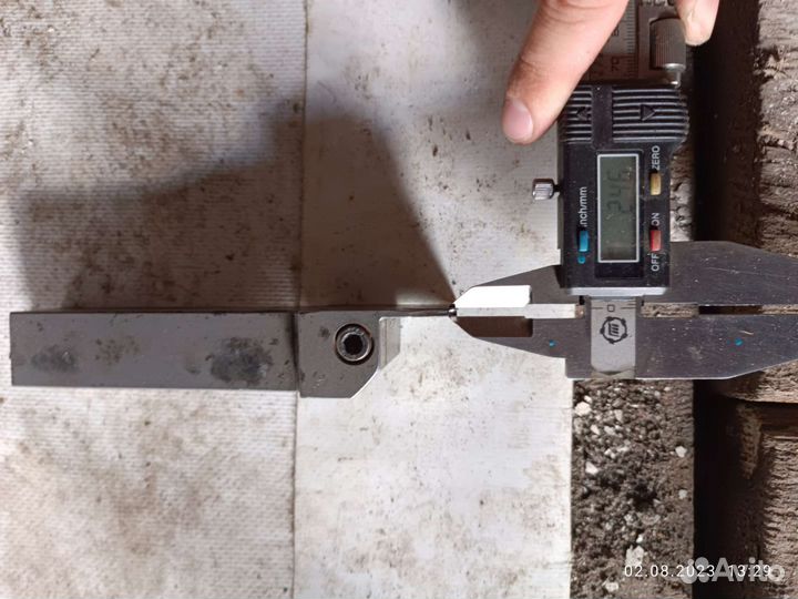 Отрезной резец