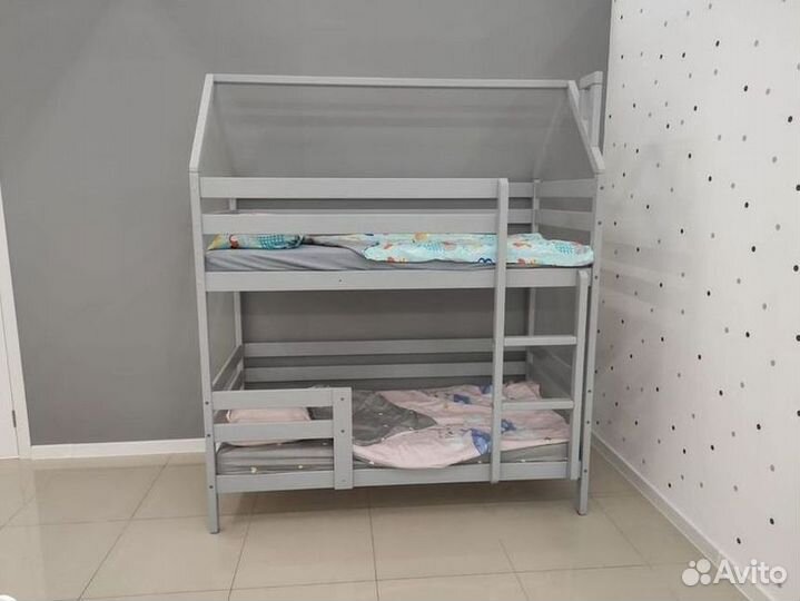 Детская двухъярусная кровать
