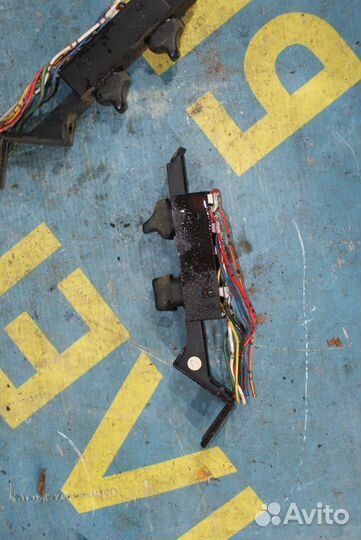 Кнопка стеклоподъемника Nissan Primera P10