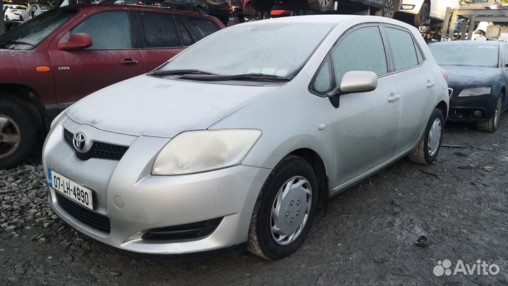 Бампер задний toyota auris E150