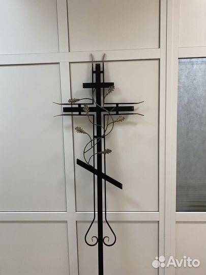 Крест на кладбище