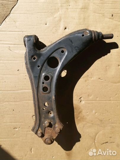 Рычаг подвески правый Шкода Фабия