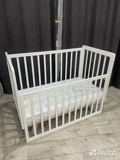 Детская кроватка с продольным маятником