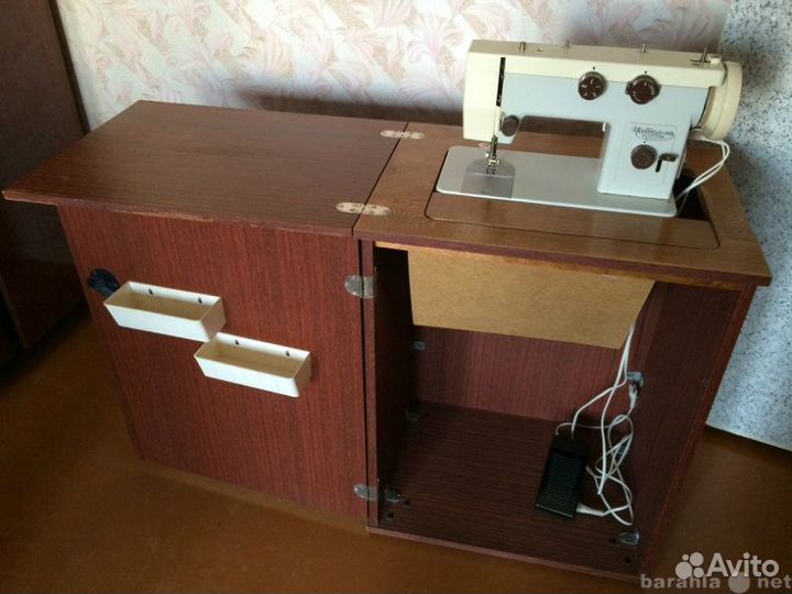 Швейная машинка чайка 143
