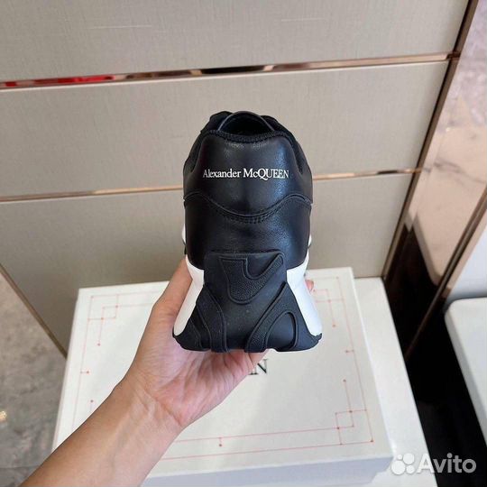 Элегантные кроссовки Alexander McQueen