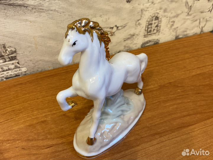 Фарфоровая статуэтка