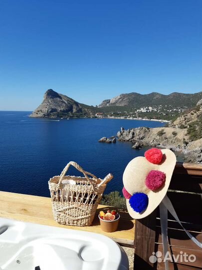 Эффектная шляпа с помпонами и сумочка с бусинами