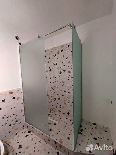 Стеклянные душевые перегородки