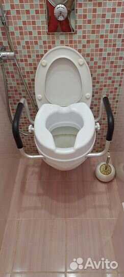 Сиденье для унитаза с поручнями