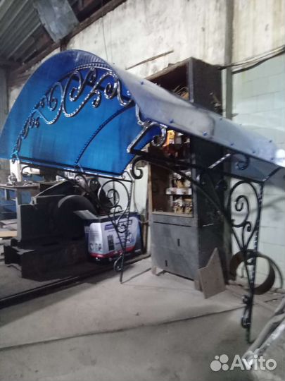 Козырёк над дверью