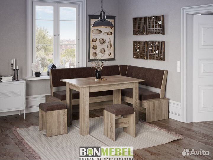 Кухонный уголок со столом и табуретами