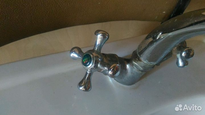 Продаю раковину с краном