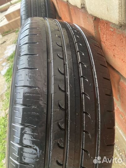 Goodyear EfficientGrip 215/60 R17 96H