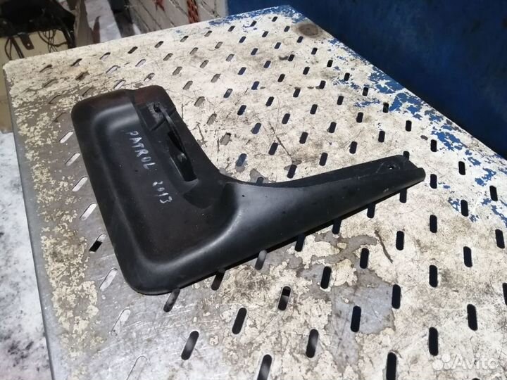 Брызговик передний правый Nissan Patrol Y62