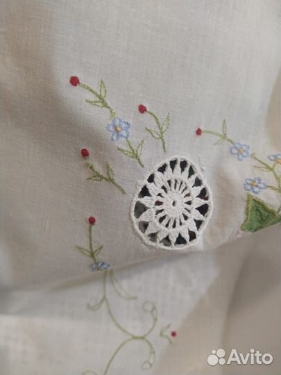 Чайная скатерть с вышитыми лилиями