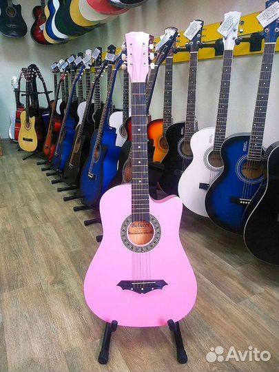 Гитара розового цвета
