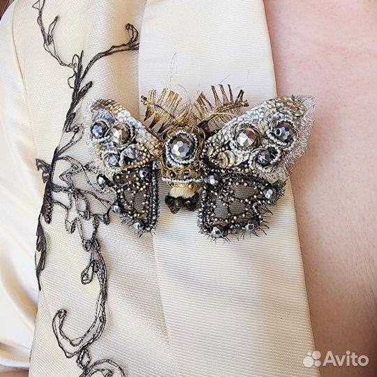 Брошь ручной работы Мотылек с терагерцем пиритом