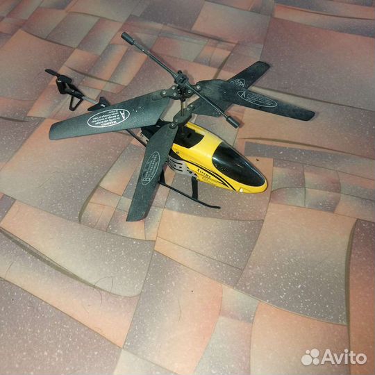 Машинка и вертолетик на пульте управления