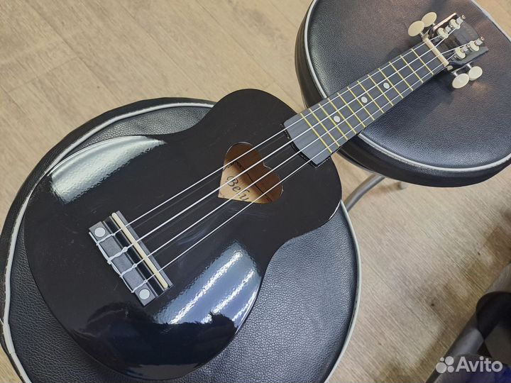 Укулеле чёрная с сердечком