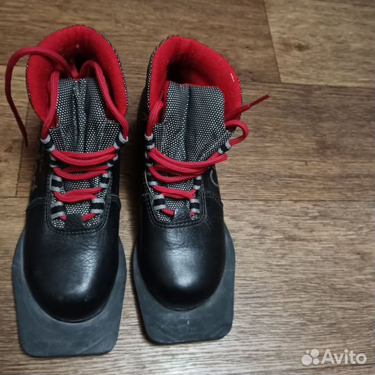 Лыжные ботинки детские р-р 32