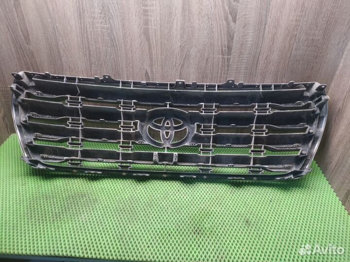Решетка радиатора Toyota Land Cruiser 200 53101605