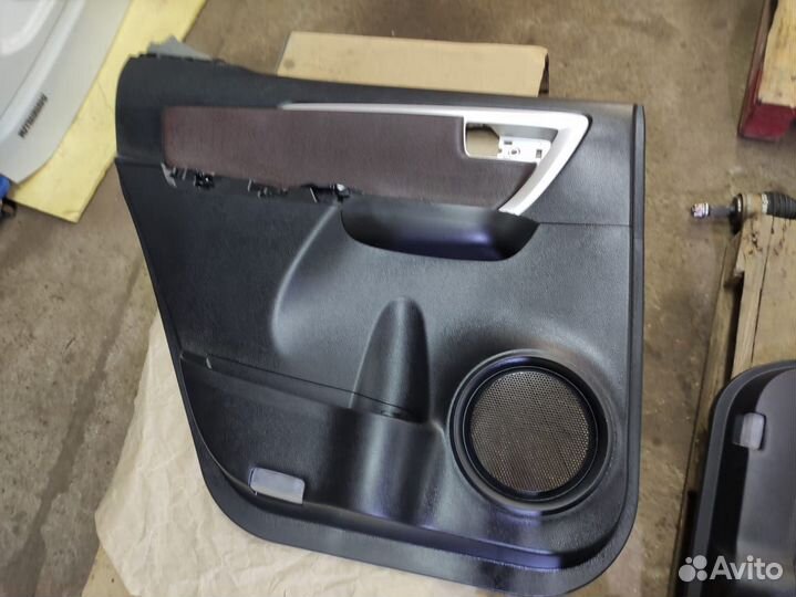 Задняя левая дверная карта Toyota Fortuner 2