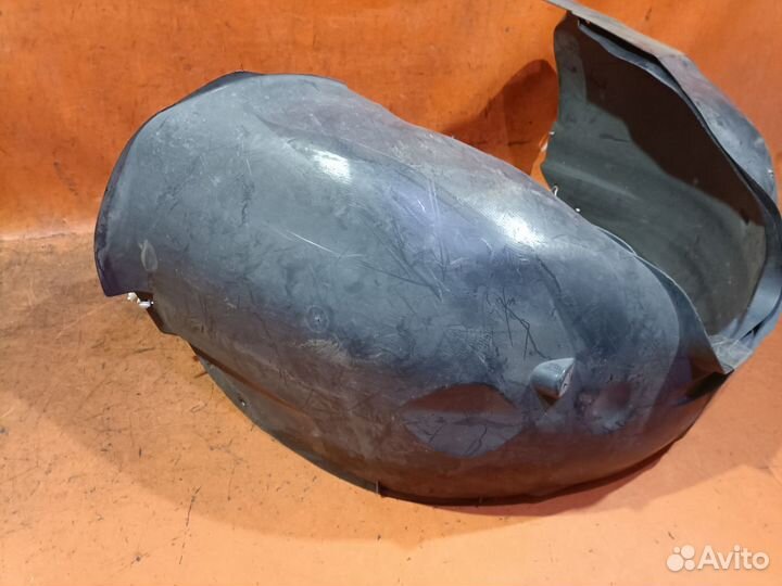 Подкрылок Volvo V50 MW передний