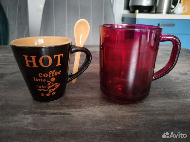 Стеклянная кружка и кофейная чашка с ложечкой