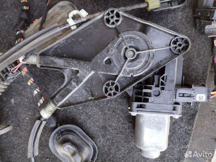 Водительский стеклоподъёмник Фольксваген поло 16г