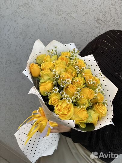 Букет из 25 жёлтых роз с ромашкой