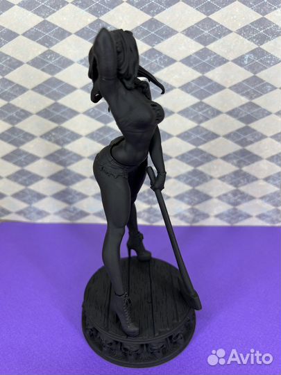 Фигурка девушки
