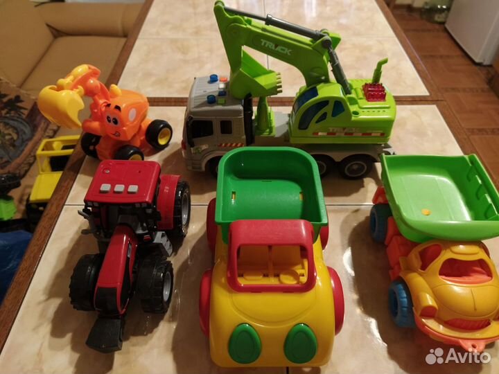 Детские игрушки: машинки, трактор