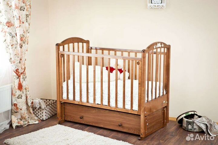 Детская кроватка с маятником