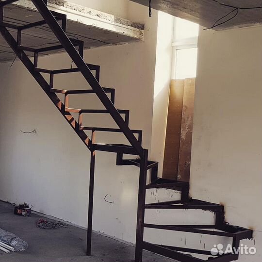 Лестница из металлокаркаса