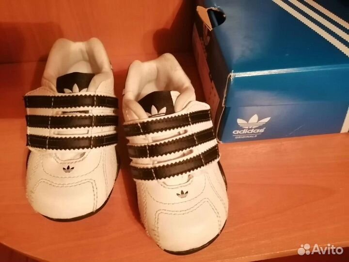 Кроссовки adidas р. 19